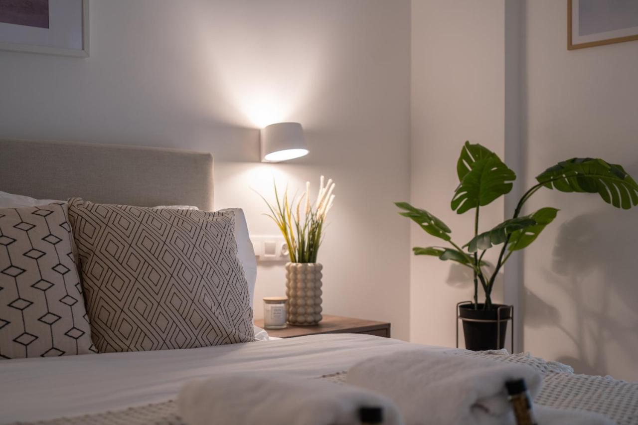 Unique 2 Bedrooms Apartment, Steps To Plaka And City Center Atenas Exterior foto